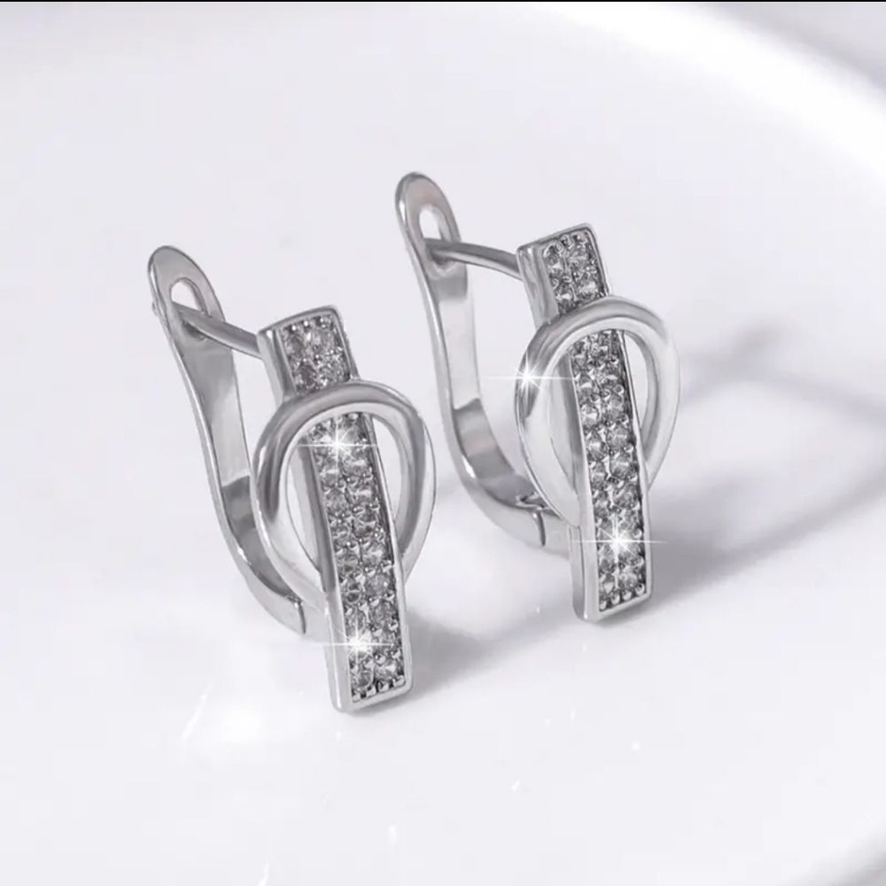 Silver leveback CZ earrings. Gorgeous ✨️ 😍